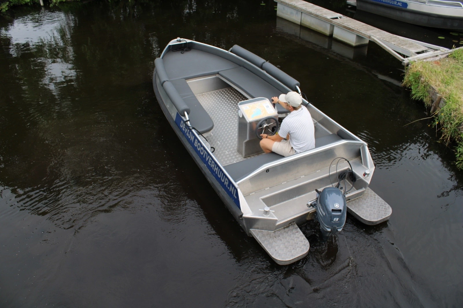 Rent a sloop in Aalsmeer on the Westeinderplassen